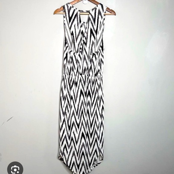 Banana Republic Gray/White Chevron Print Maxi Dress - EUC Size Medium - Picture 2 of 11